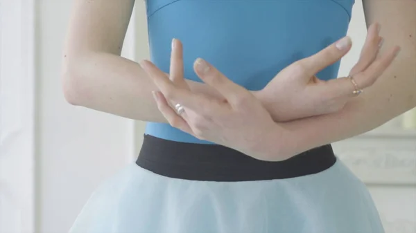 Belle fille danseuse exécute des éléments de ballet classique dans le design Loft. Danse de ballet féminin. Gros plan d'un ballet danseurs pieds pendant qu'elle pratique des exercices ponctuels, au ralenti — Photo