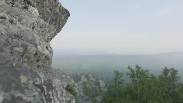 Perspectiva de paisaje natural exterior. Masivas rocas y vista al valle durante el verano. Vista desde las rocas del bosque — Vídeo de stock