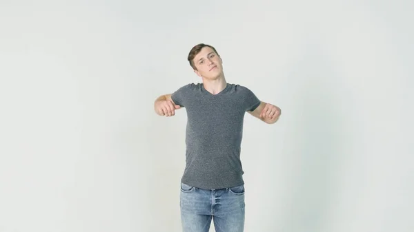 Joven atleta sonriente haciendo ejercicios de calentamiento sobre fondo blanco. Concepto de deporte, salud, mantenerse en forma — Foto de Stock