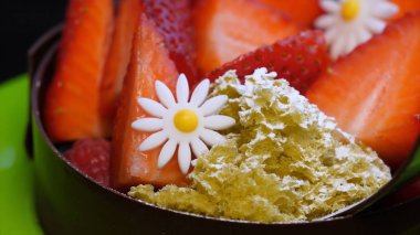 Vişneli cheesecake masanın üzerinde. Tatil için seçici odak mini kek çikolata ve meyve çeşitli servis. Meyve kek çilek ile. Fransız macaroons ıspanak katman pasta ve yığını.