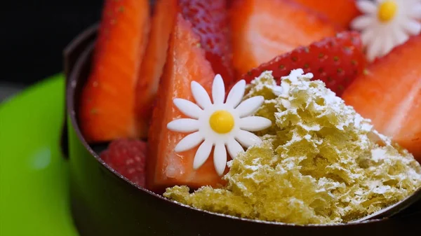 Vişneli cheesecake masanın üzerinde. Tatil için seçici odak mini kek çikolata ve meyve çeşitli servis. Meyve kek çilek ile. Fransız macaroons ıspanak katman pasta ve yığını.