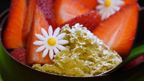 Vişneli cheesecake masanın üzerinde. Tatil için seçici odak mini kek çikolata ve meyve çeşitli servis. Meyve kek çilek ile. Fransız macaroons ıspanak katman pasta ve yığını.