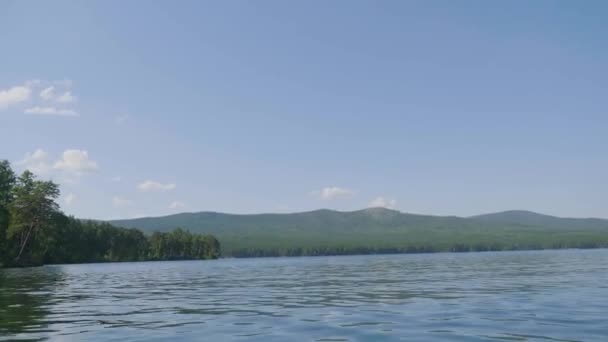 湖の岸に美しい青い澄んだ水。森林景観水のミラーの海岸 — ストック動画