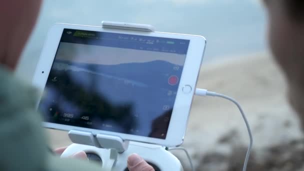 Gros plan des mains de mans avec une télécommande volant un petit jouet quadcopter à la nature — Video