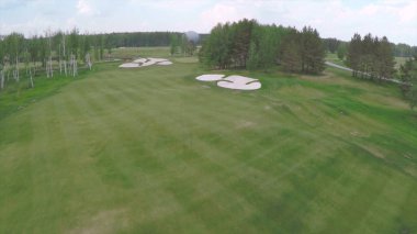 Muhteşem yeşil ve kum bunker ile hava Golf Sahası. Havadan görünümü muhteşem yeşil ve gölet ile Golf sahasında. Golf topu sandbanks ile güzel rotasında. Gökten gelen Golf Sahası boş görünümü.