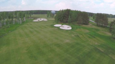 Muhteşem yeşil ve kum bunker ile hava Golf Sahası. Havadan görünümü muhteşem yeşil ve gölet ile Golf sahasında. Golf topu sandbanks ile güzel rotasında. Gökten gelen Golf Sahası boş görünümü.