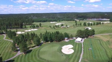 Muhteşem yeşil ve kum bunker ile hava Golf Sahası. Havadan görünümü muhteşem yeşil ve gölet ile Golf sahasında. Golf topu sandbanks ile güzel rotasında. Gökten gelen Golf Sahası boş görünümü.