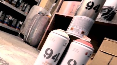 Sprey boya lekeleri ile kirli gri arka plan üzerine boyar. Sprey boya lekeleri ile kirli gri arka plan üzerine boyar. Spry şişeler, sokak sanatı. Sprey boya, altın rengi, yakın çekim.