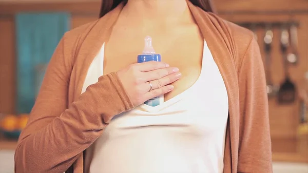 Kontrola temperatury żywności dla niemowląt, mleko, za pomocą ręki. Kobieta sprawdza temperaturę mleka dla dziecka. Matka karmienie piersią swojego synka. Alternatywą dla mleka — Zdjęcie stockowe