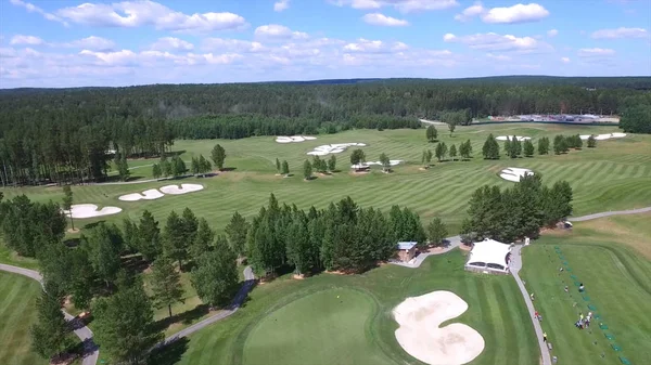 Muhteşem yeşil ve kum bunker ile hava Golf Sahası. Havadan görünümü muhteşem yeşil ve gölet ile Golf sahasında. Golf topu sandbanks ile güzel rotasında. Gökten gelen Golf Sahası boş görünümü.