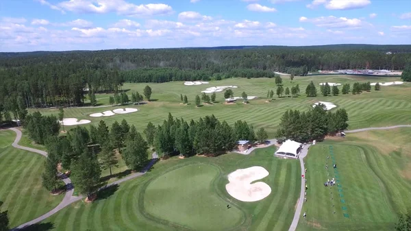 Muhteşem yeşil ve kum bunker ile hava Golf Sahası. Havadan görünümü muhteşem yeşil ve gölet ile Golf sahasında. Golf topu sandbanks ile güzel rotasında. Gökten gelen Golf Sahası boş görünümü.