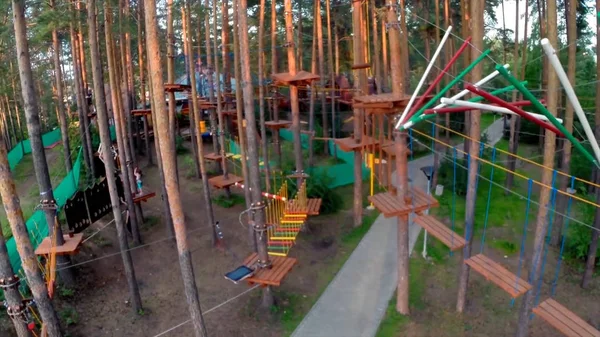 Touwbaanparcours in het park - knoop van touw. hoge touwen cursus in bos. Adventure Klimmen high wire park - mensen op cursus in berg helm en veiligheid apparatuur. Park met touwen — Stockfoto