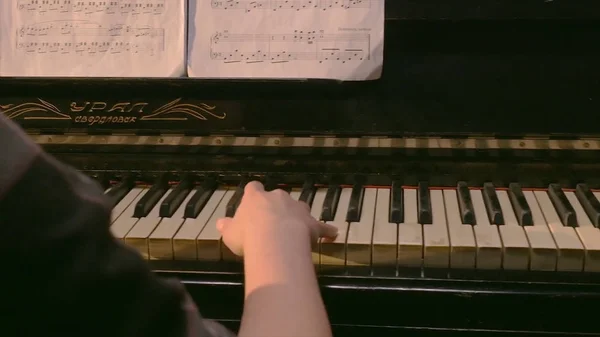 Closeup Zenske ruky hrát na klavír. Oblíbené klasické hudby. Hrající Piano. Ženské hráč na klavír, pohled z horní, tělo a tlačítka fortepiano byly digitálně upraveny. Dívka hraje — Stock fotografie