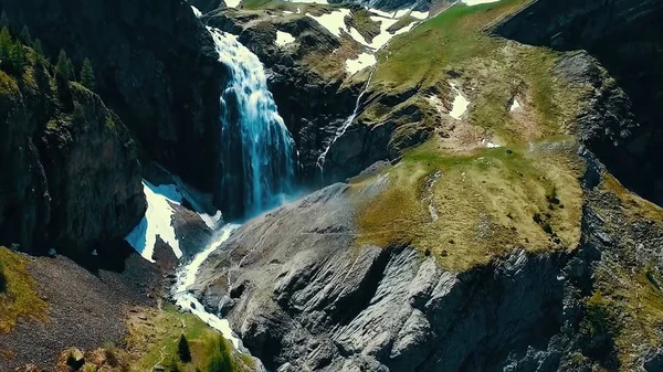 Montañas alpinas aéreas, cascada, gorra de nieve. Monte Rainier y prados alpinos desde el Skyline Trail. Vista aérea de Myrtle Falls Mountain Wilderness con puente de madera en el Monte Rainier. Cielo azul —  Fotos de Stock