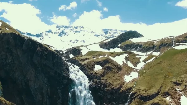 Montañas alpinas aéreas, cascada, gorra de nieve. Monte Rainier y prados alpinos desde el Skyline Trail. Vista aérea de Myrtle Falls Mountain Wilderness con puente de madera en el Monte Rainier. Cielo azul — Foto de Stock