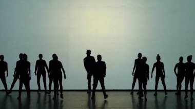 Dans gölgeler. Sahne Alanı'nda dans dansçılar. Dansçılar siluetleri. Dans gölgeler. 3D dans gösterisi