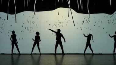 Dans gölgeler. Sahne Alanı'nda dans dansçılar. Dansçılar siluetleri. Dans gölgeler. 3D dans gösterisi