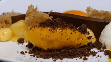 Vişneli cheesecake masanın üzerinde. Tatil için seçici odak mini kek çikolata ve meyve çeşitli servis. Meyve kek çilek ile. Fransız macaroons ıspanak katman pasta ve yığını.