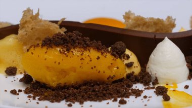 Vişneli cheesecake masanın üzerinde. Tatil için seçici odak mini kek çikolata ve meyve çeşitli servis. Meyve kek çilek ile. Fransız macaroons ıspanak katman pasta ve yığını.