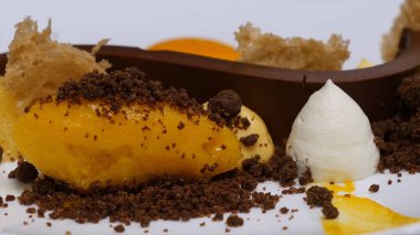 Vişneli cheesecake masanın üzerinde. Tatil için seçici odak mini kek çikolata ve meyve çeşitli servis. Meyve kek çilek ile. Fransız macaroons ıspanak katman pasta ve yığını.