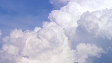 Mavi gökyüzü ile bulutlar timelapse. Mavi gökyüzü beyaz büyük bulut. mavi gökyüzünde büyük ve kabarık cumulonimbus bulut. Bir büyük beyaz bulut timelapse kenarına. Panorama. manzara mavi gökyüzü hareketli timelapse