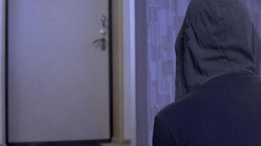 Kapı levye daire soygun ile kesmek. Daire giriş kapısı patlama soyguncular. oturan ve soyguncular bir evine gizlice bekleyen bir adam. Kapı kolu