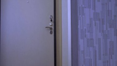 Kapı levye daire soygun ile kesmek. Daire giriş kapısı patlama soyguncular. oturan ve soyguncular bir evine gizlice bekleyen bir adam. Kapı kolu