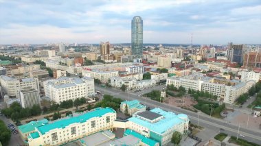 Hava Yekaterinburg şehir merkezi manzarası ve Iset Nehri. Ekaterinburg Rusya ve Sverdlovsk Oblast merkezi dördüncü en büyük şehridir. Yekaterinburg, Rusya'nın için havadan görünümü