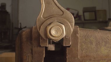 Demir anahtarı elinde büyük onaltılık cıvata unscrews. İngiliz anahtarı raf katlama mavi metal krom somun sıkma. Demir anahtarı elinde büyük onaltılık cıvata unscrews. İngiliz anahtarı çelik araçları onarım için