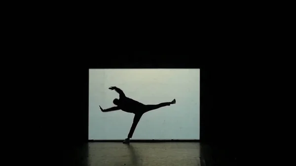 Tarian bayangan. Penari menari di atas panggung. Penari siluet. Bayangan menari. Pertunjukan tarian 3D — Stok Foto
