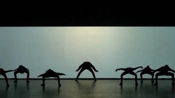 Dans van de schaduwen. De dansers dansen op het podium. Dansers silhouetten. Dans de schaduwen. 3D dansshow — Stockfoto