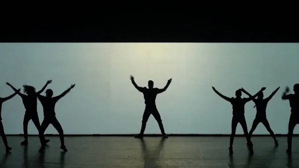 Dans van de schaduwen. De dansers dansen op het podium. Dansers silhouetten. Dans de schaduwen. 3D dansshow — Stockfoto