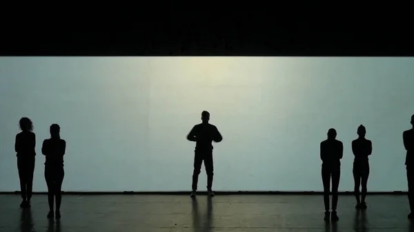 Χορός των σκιών. Χορευτές που χορεύουν πάνω στη σκηνή. Χορευτές σιλουέτες. Χορός σκιές. 3D χορευτική παράσταση — Φωτογραφία Αρχείου