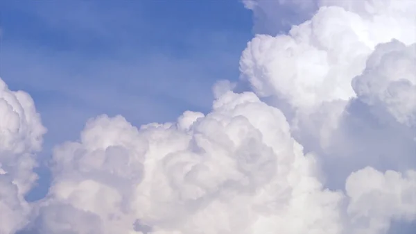 Cielo blu con nuvole timelapse. Grande nuvola bianca sul cielo blu. una grande e soffice nube cumulonimbus nel cielo blu. Bordo di una grande nube bianca timelapse. panorama. paesaggio cielo blu movimento timelapse — Foto Stock