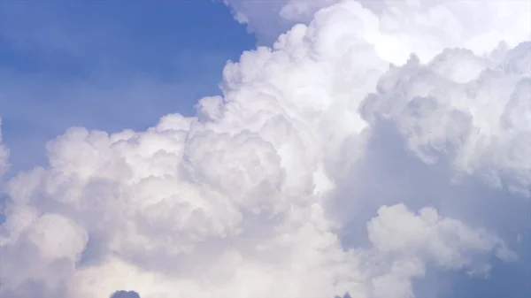 Cielo blu con nuvole timelapse. Grande nuvola bianca sul cielo blu. una grande e soffice nube cumulonimbus nel cielo blu. Bordo di una grande nube bianca timelapse. panorama. paesaggio cielo blu movimento timelapse — Foto Stock