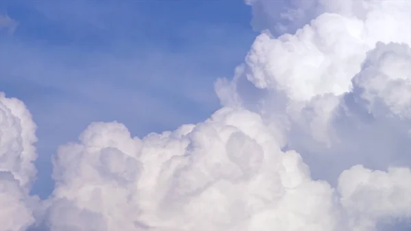 Cielo blu con nuvole timelapse. Grande nuvola bianca sul cielo blu. una grande e soffice nube cumulonimbus nel cielo blu. Bordo di una grande nube bianca timelapse. panorama. paesaggio cielo blu movimento timelapse — Foto Stock