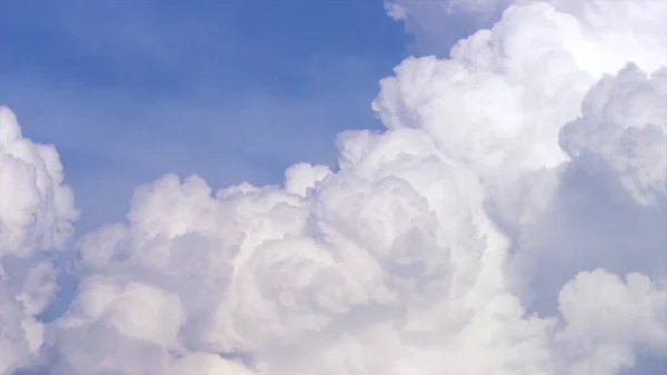 Cielo blu con nuvole timelapse. Grande nuvola bianca sul cielo blu. una grande e soffice nube cumulonimbus nel cielo blu. Bordo di una grande nube bianca timelapse. panorama. paesaggio cielo blu movimento timelapse — Foto Stock