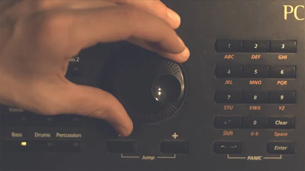 Ajuste de la mano botón de radio fm. Imagen retro procesada. Control de volumen de ajuste manual. Concepto de difusión y música. mujer girando botón de radio en el coche. Mujer ajuste a mano control de volumen . —  Fotos de Stock