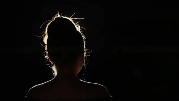 Menina de vestido longo se apresentando no palco. A rapariga a cantar no palco em frente aos holofotes. Silhueta de cantor em pé no palco no microfone no clube noturno — Fotografia de Stock