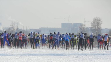 Toplu erkek sporcular kayakçı Şampiyonası sırasında üzerinde cross country kayak çıkış
