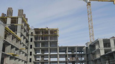 Vinç ile daireler inşaat alanında. Vinç ve bina inşaat