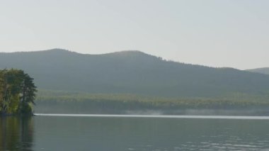 Göl kıyısında güzel mavi temiz su. Ormana lake görünümü