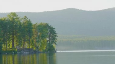 Göl kıyısında güzel mavi temiz su. Ormana lake görünümü