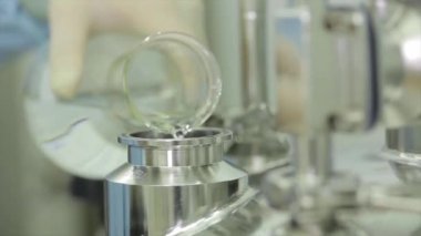 Bir test tüpünde bir sıvıdan bir ekipman dökülen bir bilim adamı closeup. Ekipman test tüpleri sıvı dökme bilim adamı