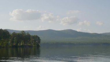 Göl kıyısında güzel mavi temiz su. Ormana lake görünümü