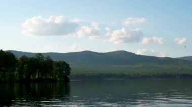Gökyüzü Timelapse ve bulut ile nehir arka plan arasında. Orman göller bulutlar timelapse yansıtma. Gökyüzü ve bulutlar yansıma Lake Nehri üzerinde. Gökyüzü ve ile bulut arasında nehir arka plan