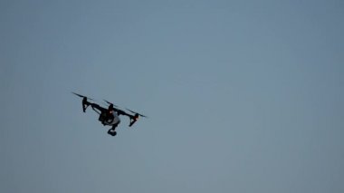 Gözetim uçağı. Quadrocopter dron. İle DJI indeks işlem sanayi Uavs bir geniş aralığı için eğlence ve iş yapar. parlak mavi gökyüzünde asılı beyaz casus uçak