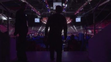 Rusya, Moskova - Haziran 9: İnsanlar mücadele geceleri yakınındaki halka bir boks mücadele önce stand. Boks ringi, kişilik bir kalabalık. Kişi stadyumda boks mücadele izlemek için geldi