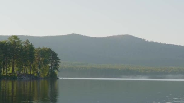 Vackra dammar med träd och reflektioner från himlen. Ljusa höstträd och dess reflektioner i kvällssolen ljus. Hösten skogen sjön sky — Stockvideo