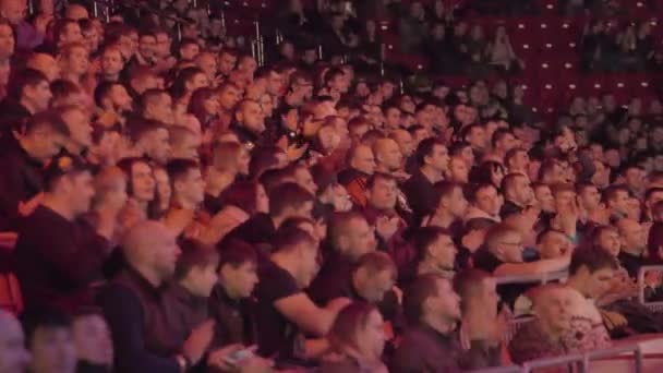 Ρωσία, Μόσχα - 12 Ιουνίου: το πλήθος που ζητωκραυγάζει ροκ συναυλία σε μια αίθουσα συναυλιών. Κόμμα άνθρωποι συναυλία ποπ. Άνθρωποι που ήρθαν να παρακολουθήσουν πυγμαχία καταπολέμηση — Αρχείο Βίντεο